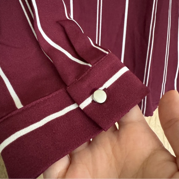 🖤5/$20 Maroon Striped V Neck Blouse - Picture 8 of 8
